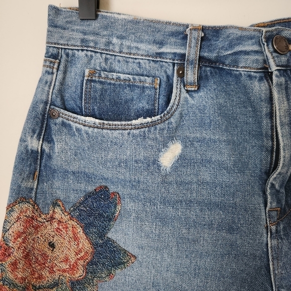 Blank NYC | The Barrow Vintage High Rise Embroidered Floral 3" Shorts - Size 30 - Picture 4 of 14